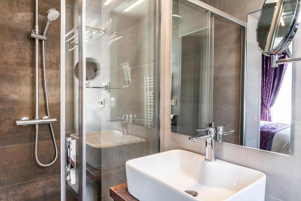 Brit Hotel Privilege Lisieux - La Villa Des Arts エクステリア 写真
