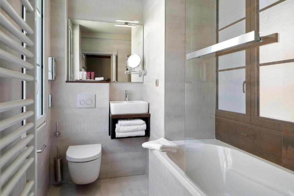 Brit Hotel Privilege Lisieux - La Villa Des Arts エクステリア 写真