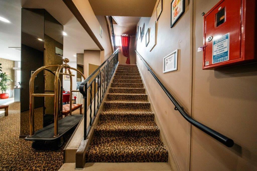 Brit Hotel Privilege Lisieux - La Villa Des Arts エクステリア 写真