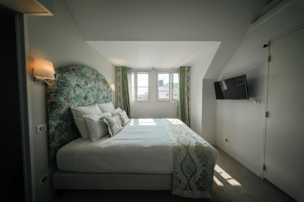 Brit Hotel Privilege Lisieux - La Villa Des Arts エクステリア 写真