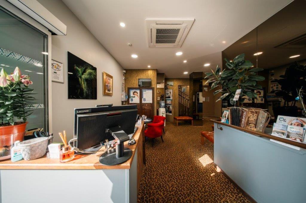 Brit Hotel Privilege Lisieux - La Villa Des Arts エクステリア 写真
