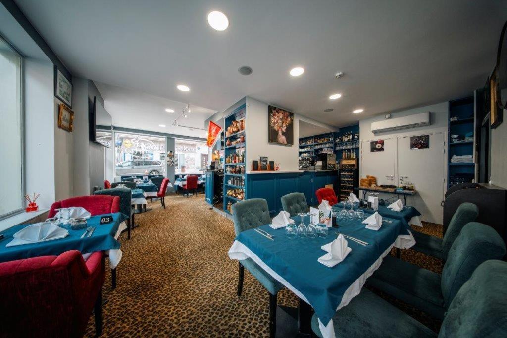 Brit Hotel Privilege Lisieux - La Villa Des Arts エクステリア 写真