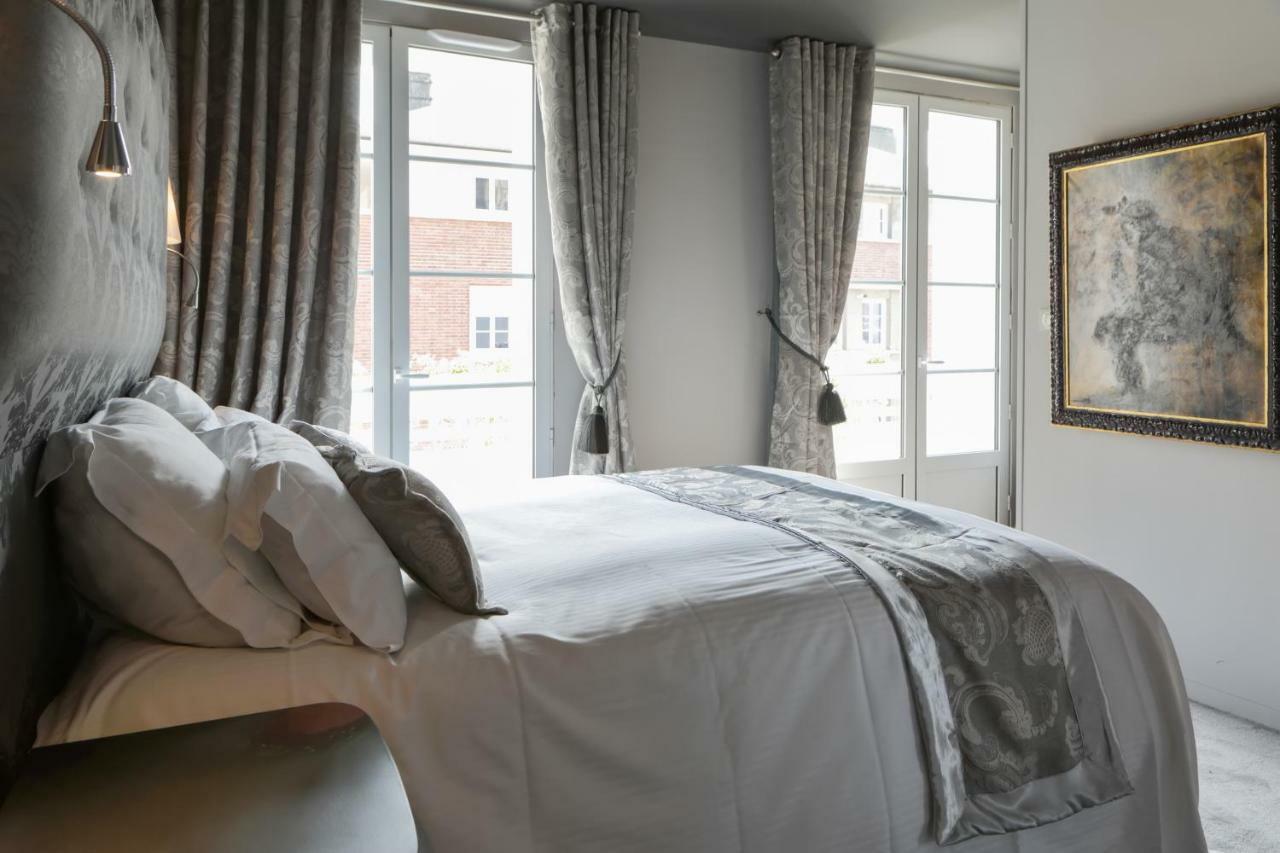 Brit Hotel Privilege Lisieux - La Villa Des Arts エクステリア 写真
