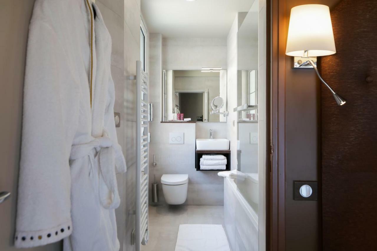 Brit Hotel Privilege Lisieux - La Villa Des Arts エクステリア 写真