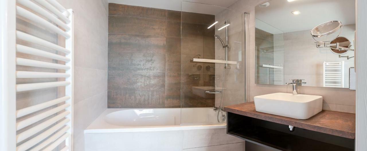 Brit Hotel Privilege Lisieux - La Villa Des Arts エクステリア 写真